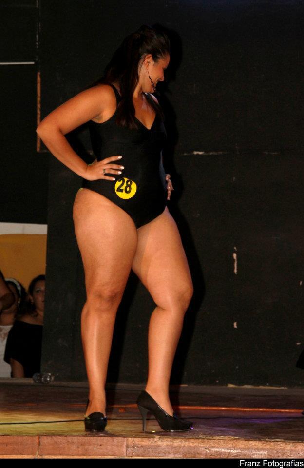 planetofthickbeautifulwomen:      @ The Desfile . Garota Plus size Outono Inverno