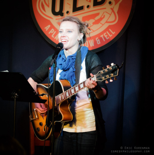 happy-kitteh: Kate’s guitar™