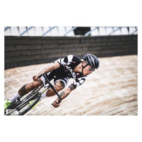 imbrazodehierro: @notchas of @mashsf , throwing down the cant of Horta’s Velodrome in the Track Day 