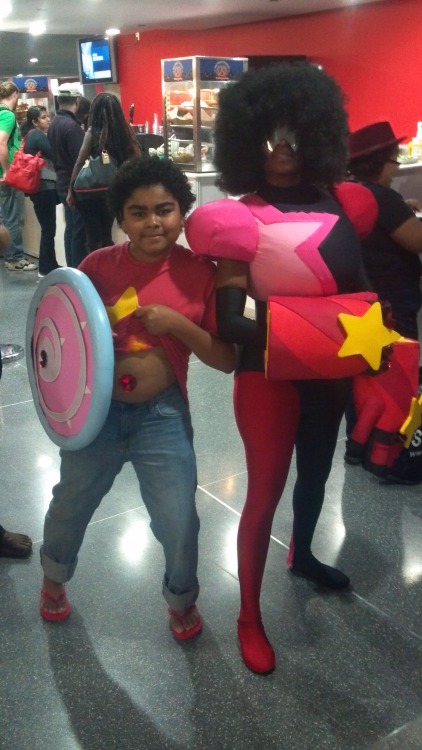 pwcomicsworld:Steven Universe and Garnet make an appearance at New York Comic Con.Parent and child c