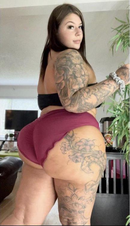 bbwlvr57: superdumbbimbos: Bimbo Thick Very sexy lady and I love the artwork Yeeeeeeesh