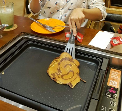 hweiro:So… @wataksampingan, @silentmight and I went to eat customizable pancakes and went to town wi