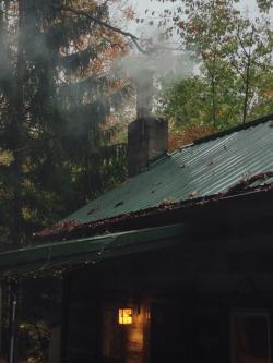 lostinthewoodlands:  #loveinthecabin #woodstove