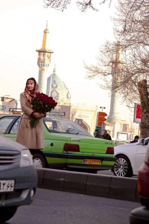 old-is-gold-: Saleswoman Roses | Tehran, Iran. بائعة الورد | طهران، إيران. 