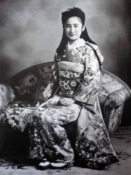 clipout: Kiko Kawashima (now Princess Akishino), in picture of ceremony celebrating Coming of Age Da