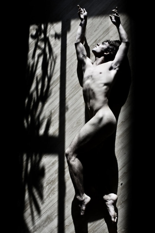 3leapfrogs:  rimlit:  Butoh by Gutyerrez  ||||IX •=• •=• •=• 3leapfrogs 