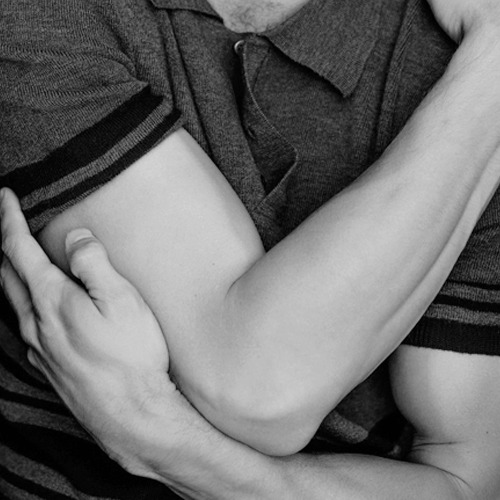 trilithbaby:kinkyfiftyshades:Jamie’s arms 💜Yeah, I really don’t feel weird having folder full of Jamie’s arms. Not at all 😃  JFC, I have such a weakness for arms… *melts*  i’m intrigued…dam