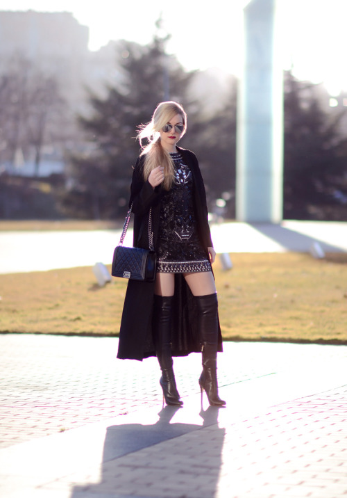 Fashion blogger Henar V. from ohmyvogue in Jimmy Choo bootsDuster coat: Asos  |  Dress: Asos  |  Boo