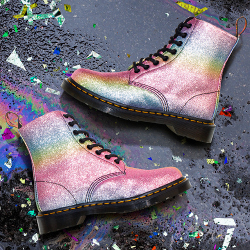 Huiswerk maken gelijkheid Geavanceerd DR. MARTENS — The Dr. Martens Rainbow Glitter Pascal Boot Shop...