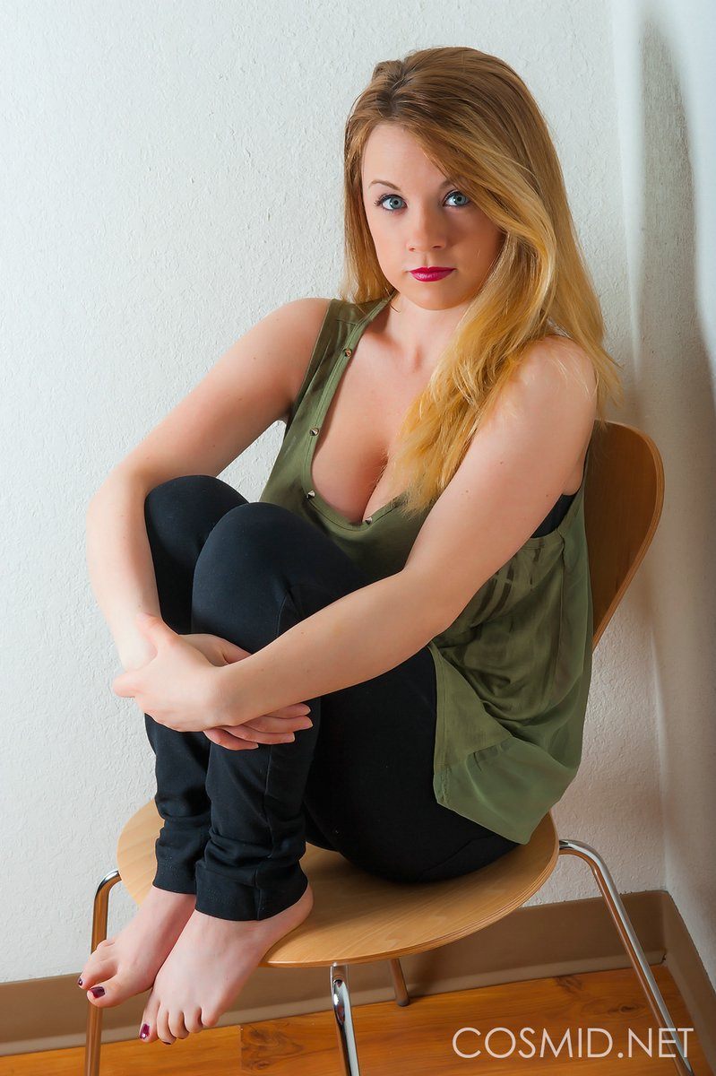 curvy-beauties:  Emily Born
