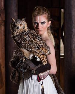 simonhogben:  Viking princess - model @symonemariee at a themed photoshoot organised by the talented @vickybmodel #viking #vikings #owl #cosplay #photoshoot #falconry #birdofprey  (at Yorkshire Museum of Farming)