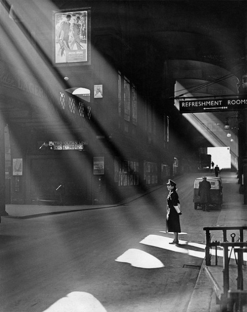 fuckyeahvintage-retro:London underground, 1952-68 (via)