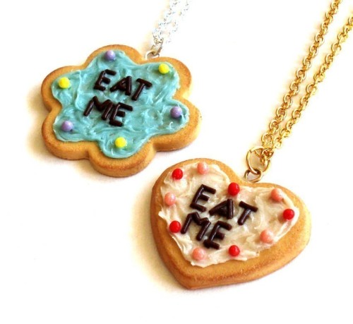 lapinchocolat:  Alice in Wonderland Eat Me Necklace - Blue White Pastel Purple or Pastel Pink by Fatally Feminine  ~Lapin Chocolat 