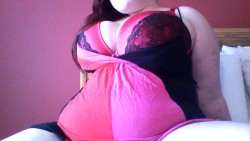 bumpsnboobs:vinyldolly::D I love red. I always look so nice in red.   Indeed you do look good