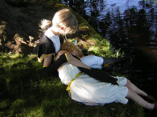 greymantleish:Synchronicity Rin and Len at AnimeNEXTRin: techno-elfLen/ Costumes: greymantleishPhoto