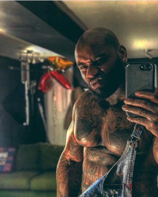 plutoworldsblog:  I wonder what his nudes look like 🤔🤔