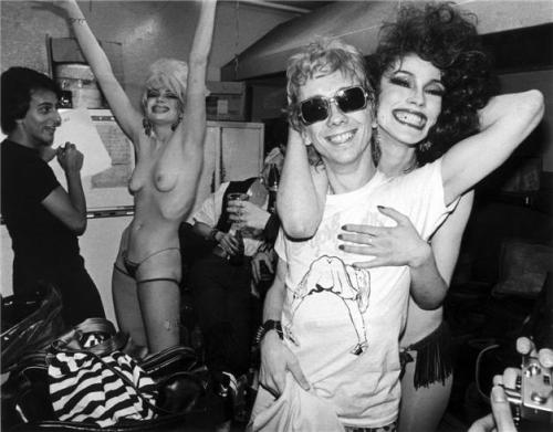 Stiv Bators and the member of Dead Boys hanging backstage at Max&rsquo;s Kansas City with drag stars