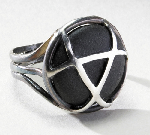 Was certain this was already here, but apparently not: Ruth Asaway’s wedding ring designed by 