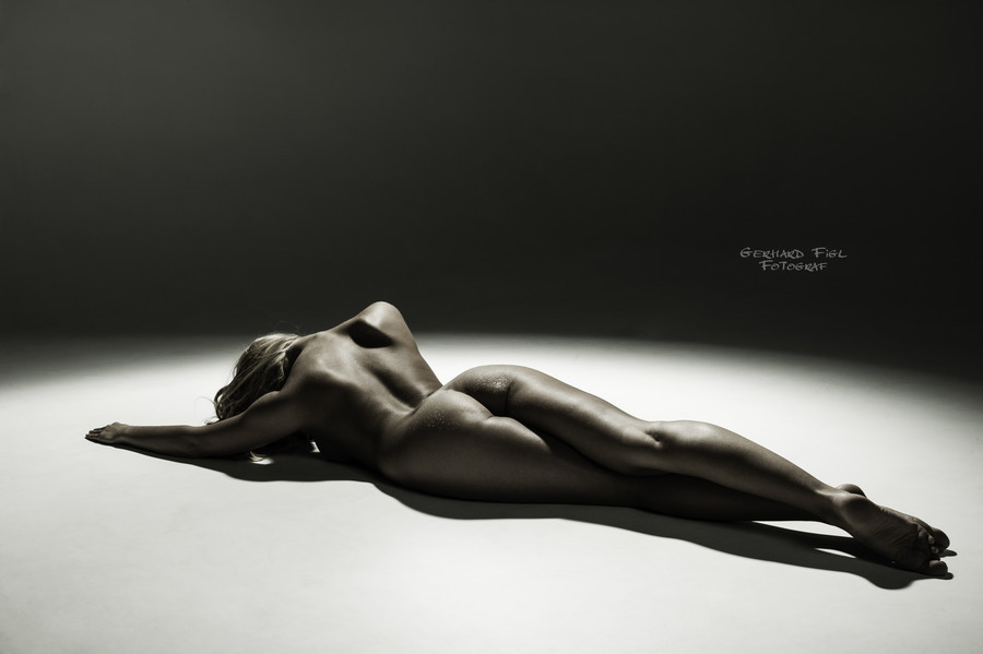 matel68:  nicenudephotos:  Body Art by GerhardFiglFotograf from http://ift.tt/1dSsiFO