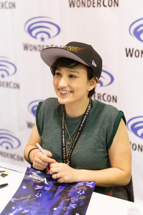 kris0ten:bex taylor-klaus is a gem.she interacted so genuinely with each fan and was SO EXCITED abou