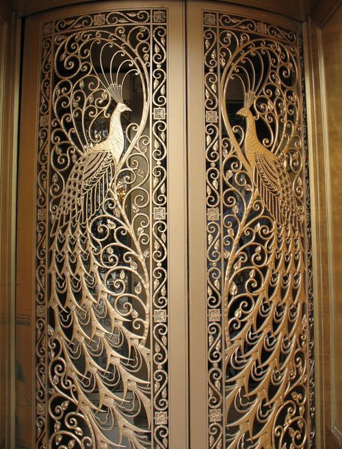 treasures-and-beauty:Door to the former C.D. Peacock jewelry store on State Street at Monroe in Down