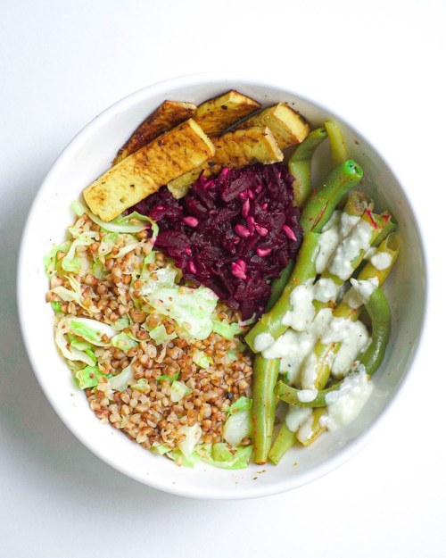 Baked buckwheat with cabbage, tofu, beet&amp;sunflower seed salad and some green beens!