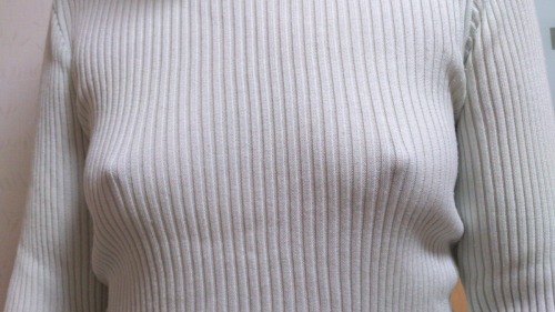 ノーブラ浮き乳首まとめ  Reblog &amp; Follow if you like this post. waterfoxy.tumblr.com/  