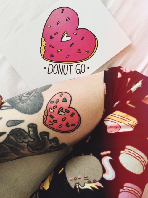 roseyjones:  🤘🏻🍩 got my 1st ever printed design tattooed by my fave adm clouston 💖😚 couldn’t be happier! 👯 (donut prints available at www.roseyjones.bigcartel.com) 🎁 
