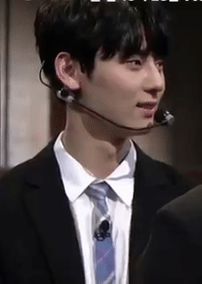 Minhyun can go from cute to sexy in 0.2 seconds lol(P.s his eyesmile tho)