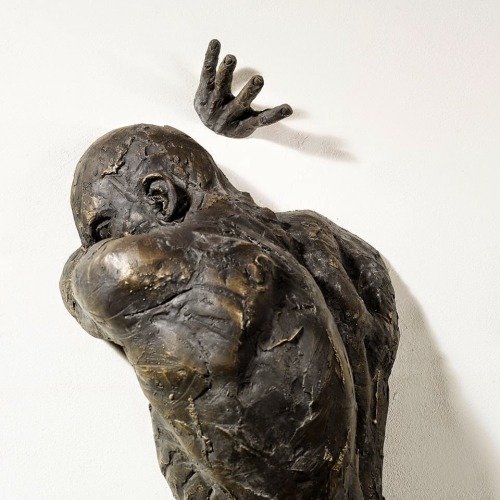 littlelimpstiff14u2:   The Fantastic Emerging and Disappearing Sculpture of Matteo Pugliese  These are the works of Milan born Matteo Pugliese. The self-taught sculptor has been experimenting and  working in his chosen craft since his teens. The style