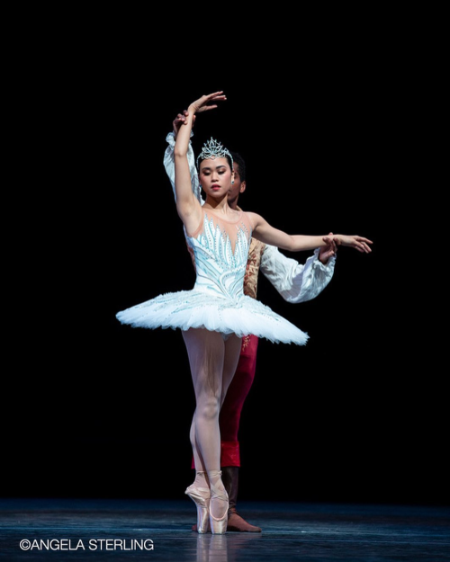 angelica generosa and jonathan batista photographed performing as odette/odile and prince siegfried 