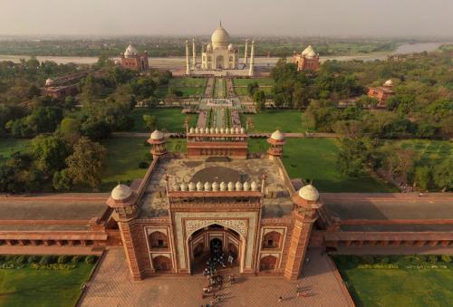 suzani:Taj Mahal, a mosque-mausoleum located in Indian city of Agra.
