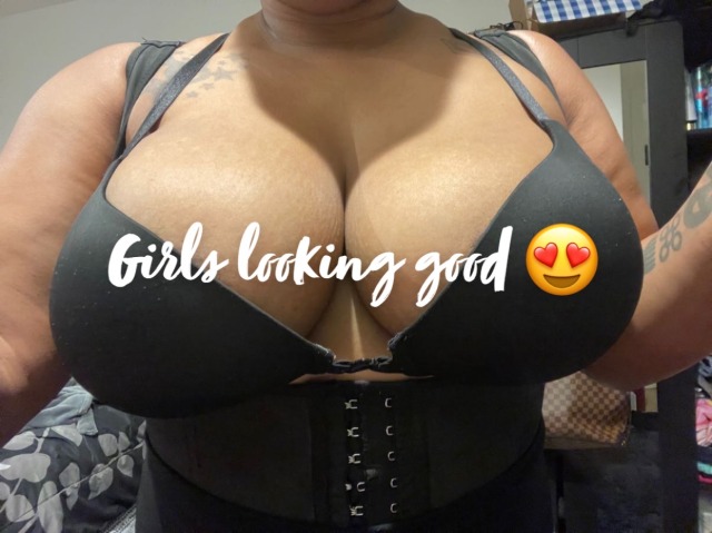 goddesssunflower:Add my Snapchat-StackedStallion Might have some goodies for sale 😁🤑