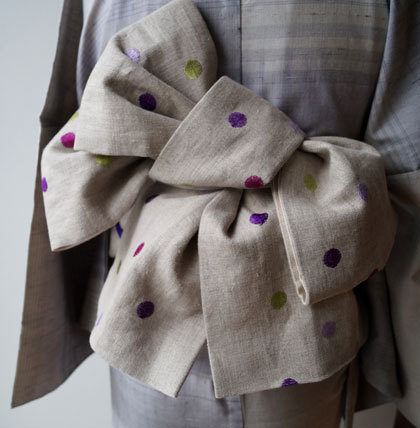 Tsumugi kimono and polka dot linen hanhaba obi, seen on Pairing linen with this lavender kimono give