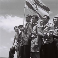 historicaltimes:  Buchenwald survivors arrive