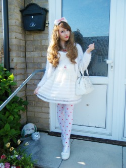 tiny-circus:  I love red and white together~ I need to collect more red itemsTop - Miss SelfridgeSkirt, stockings, shoes, hair piece, belt and accessories - eBayCardigan - New LookBag - Floozie