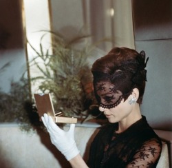 vogue-demoiselle:  Audrey Hepburn in ‘How