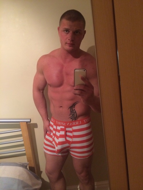 martinburgess-moon:myukladsnaked:  horny muscle guy dan from the midlands  I need to go to the Midlands. Immediately. M x