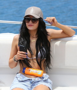 jenner-news:    August 18: Kylie going on a boat trip in Saint-Barthélemy [HQs]  