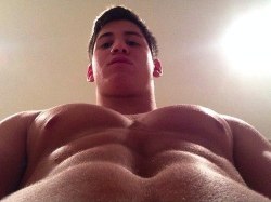 texasfratboy:  damn, that’s one beefy college