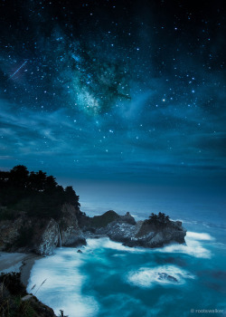 farfallina76:  ladylandscape:  We Are All Made Of Stars by rootswalker on Flickr.  vorrei essere lì, in quella piccola spiaggetta….sola…con i miei pensieri… 