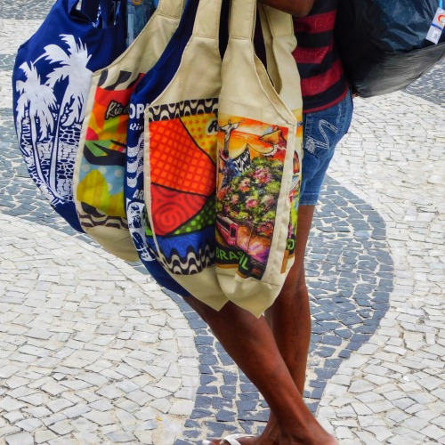 Vendedor de bolsas de praia, Copacabana, Rio de Janeiro, 2019.