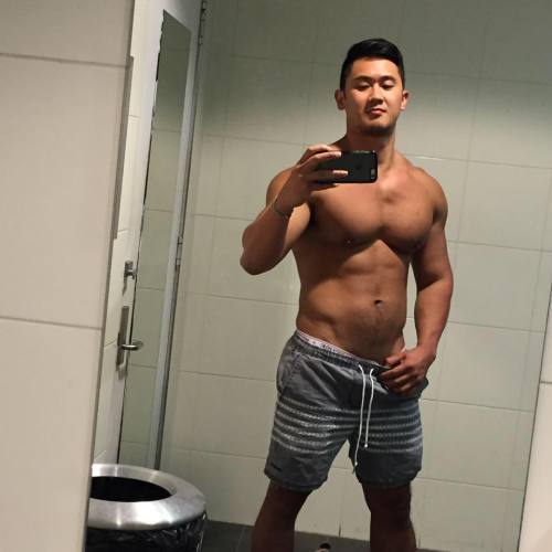 uniqueasians:  HUNGR is a geosocial networking web application that makes use of the device’s geolocation. This allows users to locate each other within close proximity for hookups. www.hungr.me 