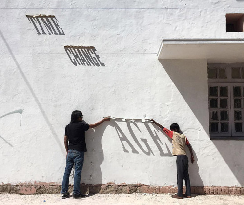 thingstolovefor:  Typographic Graffiti That Changes Throughout the Day  Graffiti artist DAKU has created a typographic piece in the Lodhi colony area of New Delhi. Words associated with life and the passage of time are mounted perpendicularly, casting