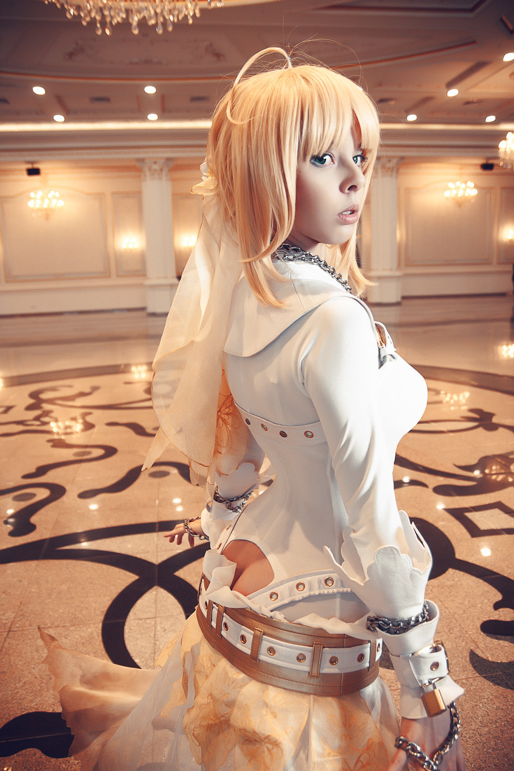 Cosplay Gril Disharmonica (Fate Stay Night - Saber Bride) 1 HELP US GROW Like,Comment