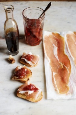 intensefoodcravings:  Crostini with Serrano Ham, Strawberry Preserves &amp; Balsamic Vinegar