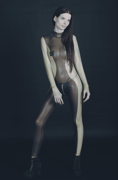 Olesia / Transparent / catsuitmodel.de