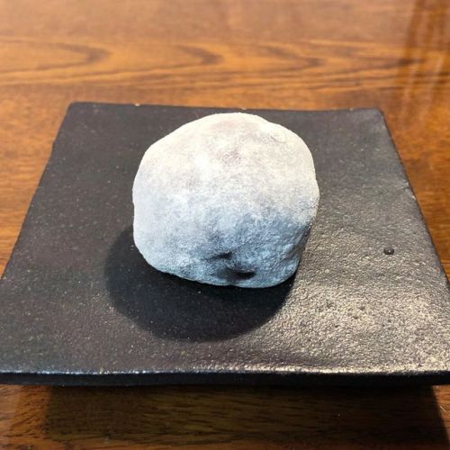 ★ May 24, 2019 Kikujudo-yoshinobu, Osaka: daifuku ——– A ball of chunky-type sweet 