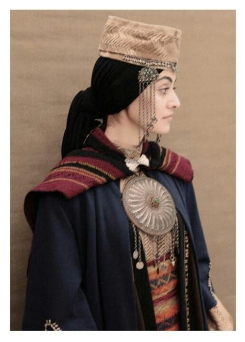Taraz: traditional Armenian clothingArmenian traditional clothing started to fall out of use in the 