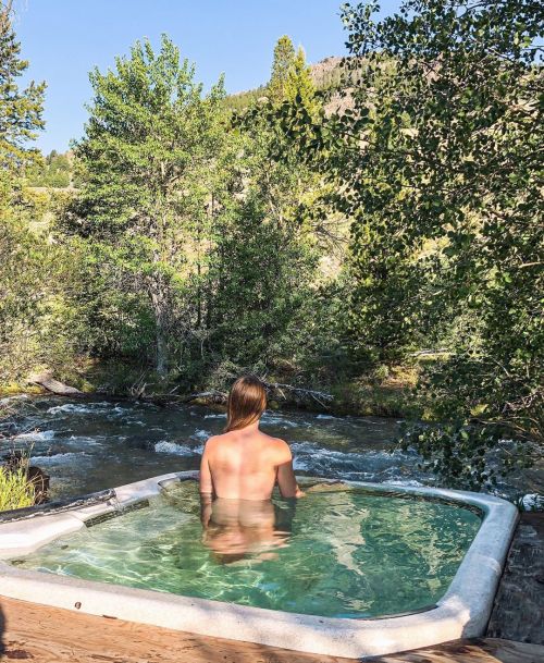 soakingspirit: kate.outdoorsA creekside hot spring flowing into an actual hot tub? Idaho, you sure k